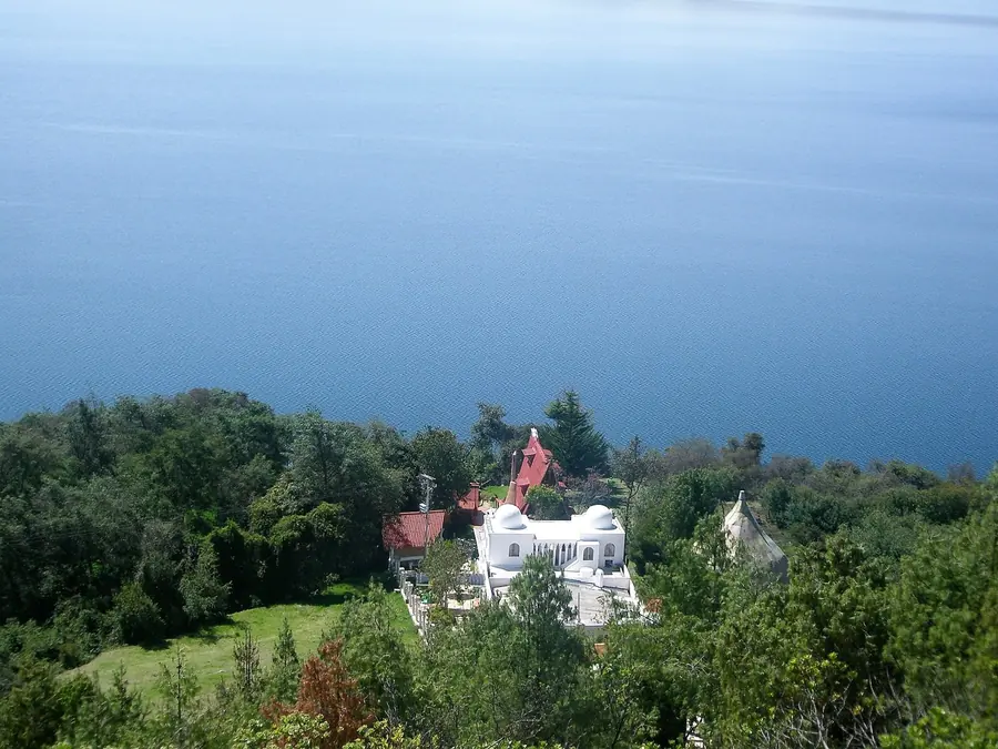 Refugio Génesis entre el bosque y el lago